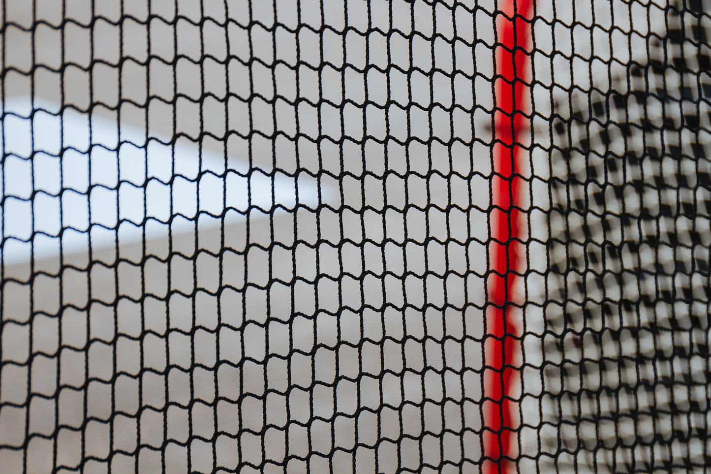 UNITE Aizsargtīkls Hockey – Komplekts atsitiena siets ar rāmi, stabiem & tīklu